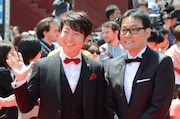 左から有村昆、コトブキツカサ。