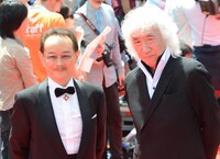 左から山本晋也監督、演出家の高平哲郎。