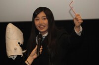 手始めに簡単な手品を披露する廣田。(c)「たまこちゃんとコックボー」製作委員会