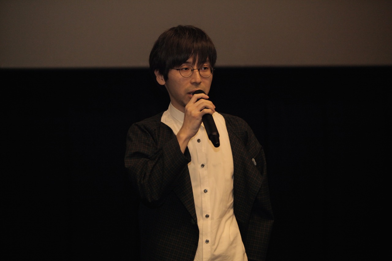 「ドーナツの穴から『バック・トゥ・ザ・フューチャー』の世界に行ってみたい」と答えた、片岡監督。(c)「たまこちゃんとコックボー」製作委員会
