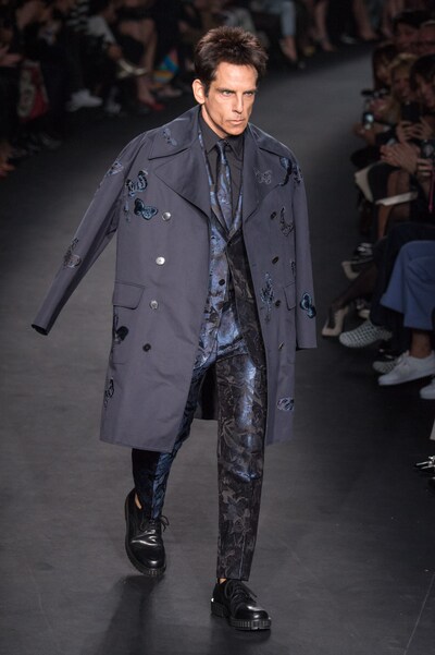 3月10日に行われたヴァレンティノのファッションショーにて、ズーランダーになりきって歩くベン・スティラー。（写真提供：VISUAL Press Agency / ゼータ イメージ）