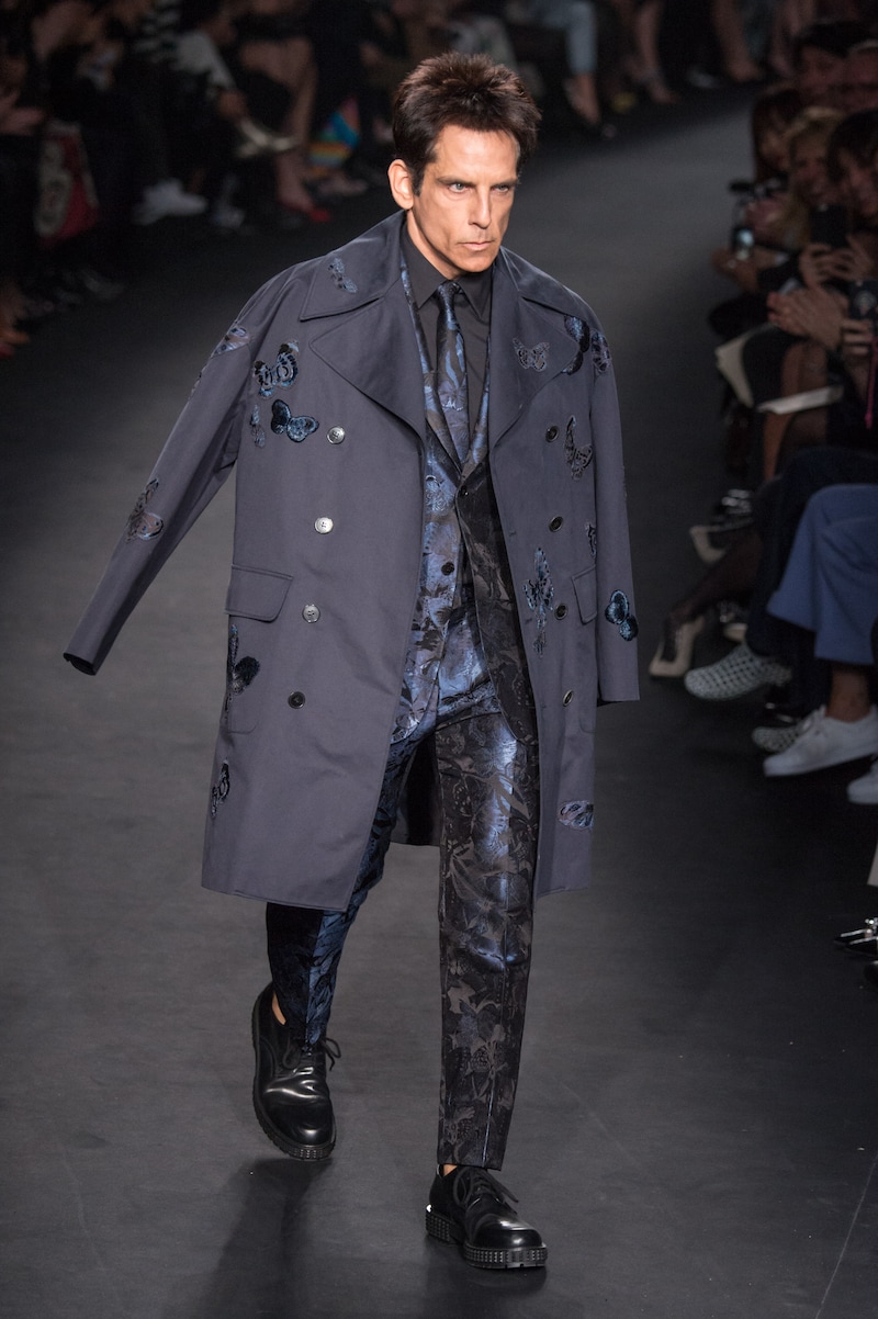 3月10日に行われたヴァレンティノのファッションショーにて、ズーランダーになりきって歩くベン・スティラー。（写真提供：VISUAL Press Agency / ゼータ イメージ）