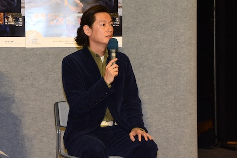 質問に答える井浦。