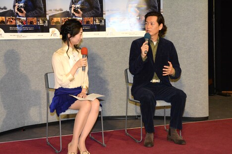 左からナレーションを担当する渡邊佐和子アナウンサー、出演の井浦新。