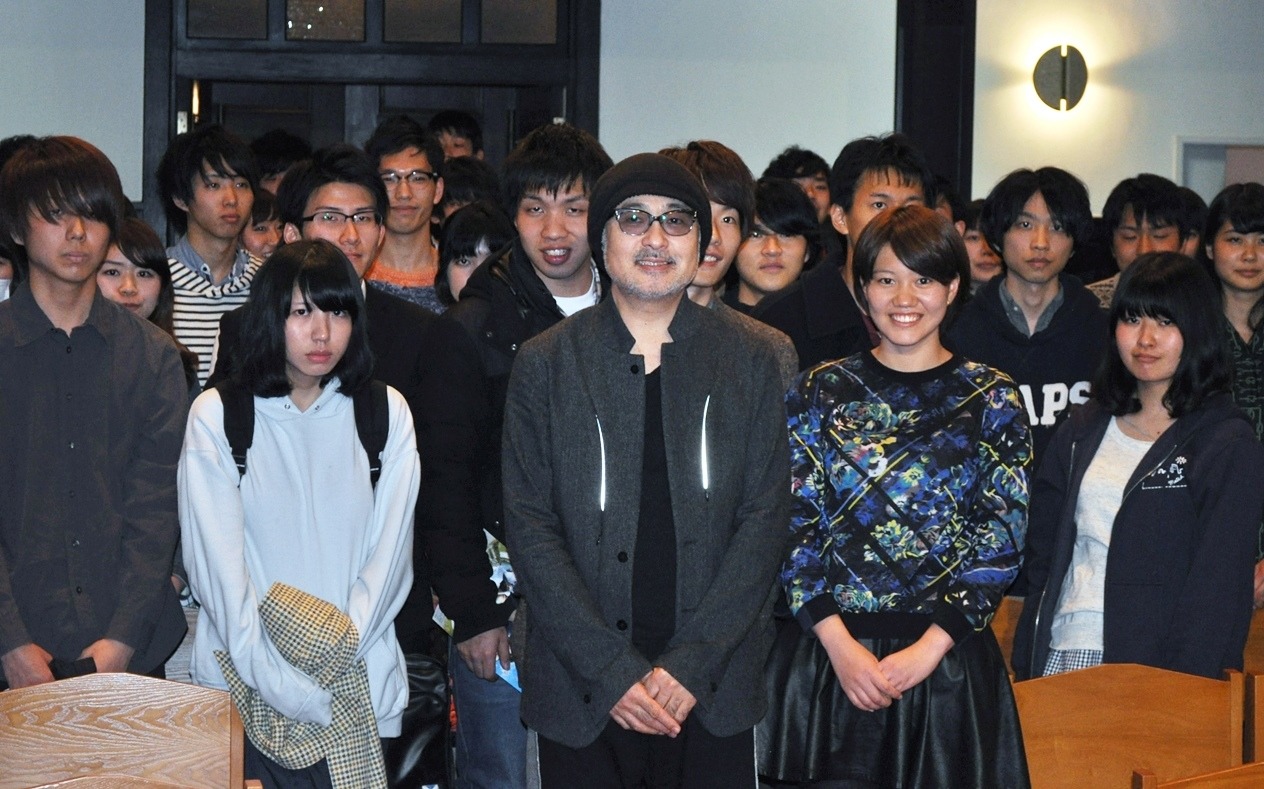講演後、大学生たちに囲まれて記念撮影する松尾スズキ。(c)2015 いがらしみきお・小学館 / 「ジヌよさらば～かむろば村へ～」製作委員会