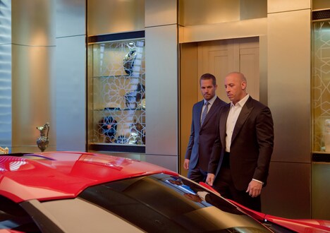 左からブライアン役のポール・ウォーカー、ヴィン・ディーゼル。(c)2014 Universal Pictures