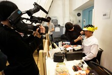 化粧や付けひげで変身し、ウィル・スミスに近づいていくさかなクン。