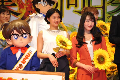 左からコナンくんの着ぐるみ、ゲスト声優の榮倉奈々、知英