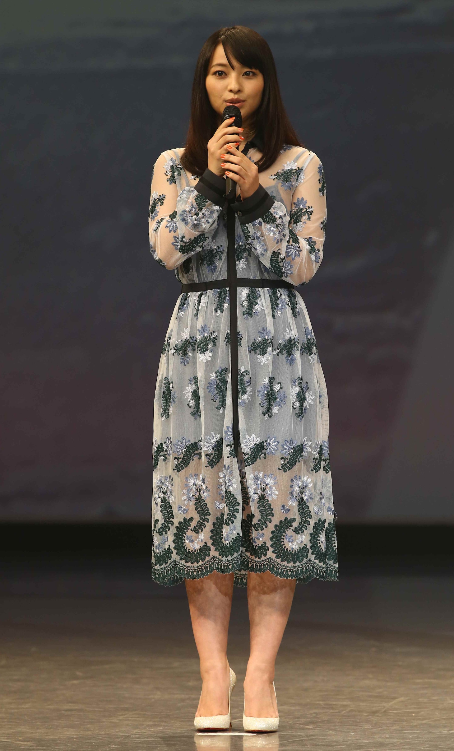 ヒアナを演じる水崎綾女。