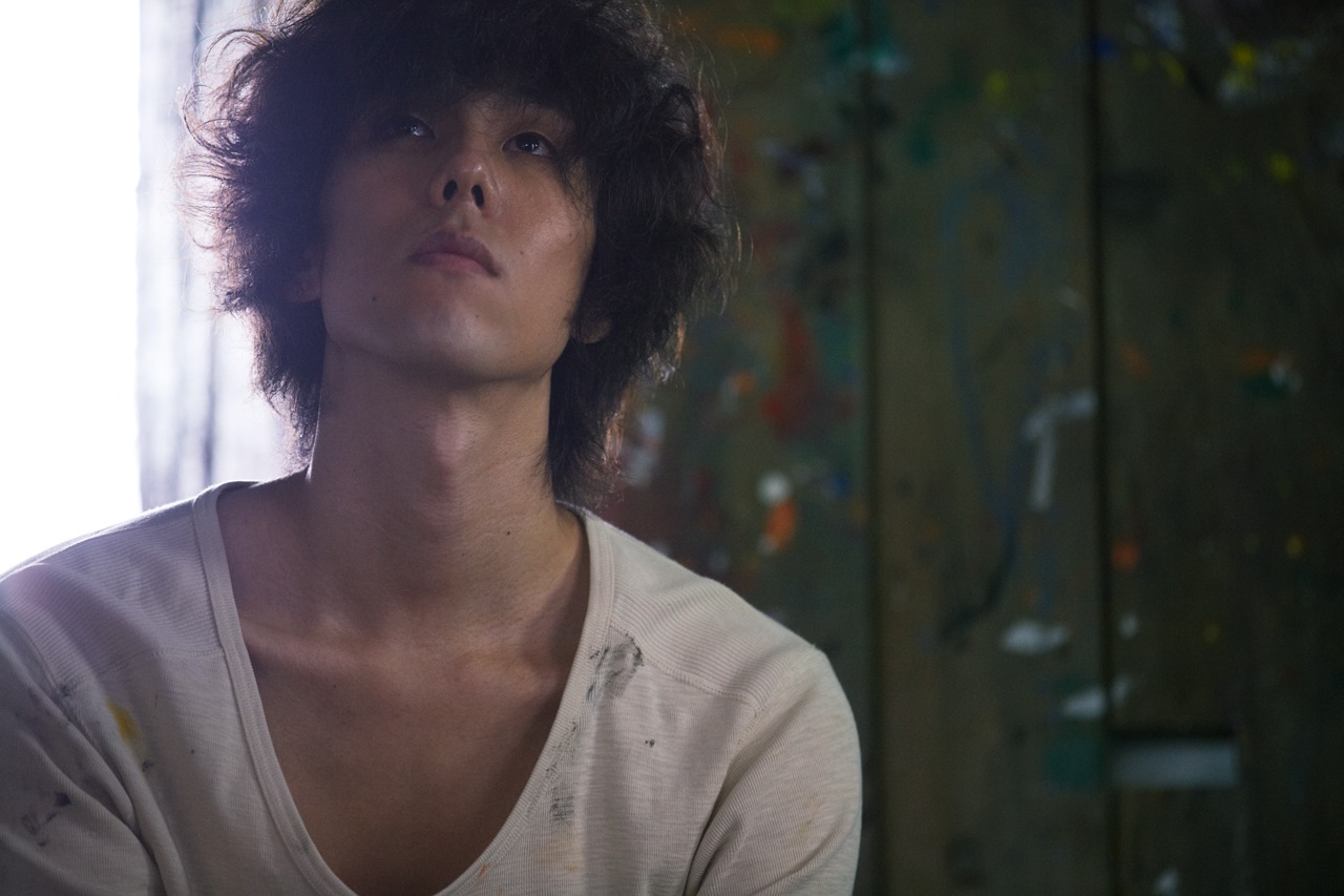 主演の野田洋次郎。 (c)2015「トイレのピエタ」製作委員会
