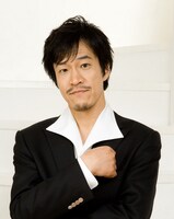 ホブスを演じる小山力也。(c)2014 Universal Pictures