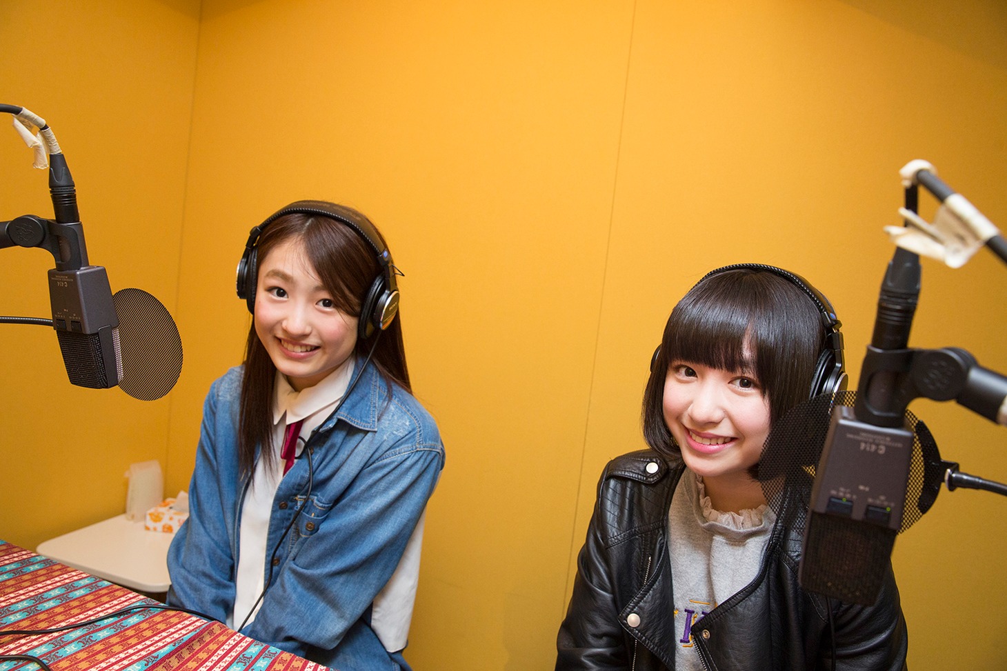 アフレコブースにて左から村上来渚、吉田凜音。