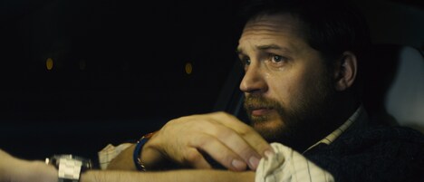 「オン・ザ・ハイウェイ その夜、86分間」より、クールなトム・ハーディ。(c) 2013 LOCKE DISTRIBUTIONS, LLC ALL RIGHTS RESERVED