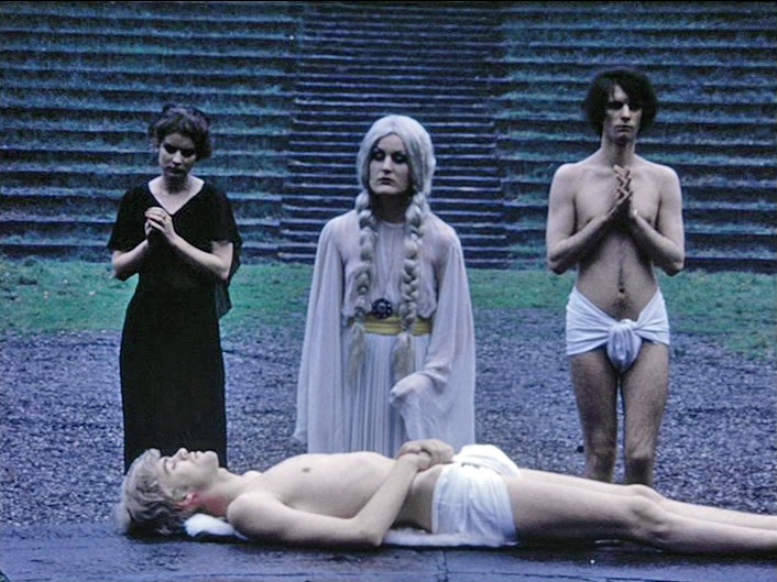 「アイカ・カタパ」のワンシーン。