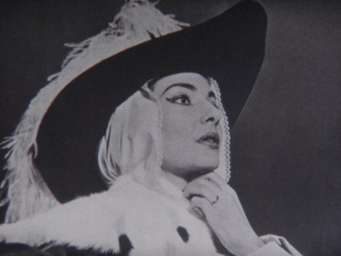 「アイカ・カタパ」のワンシーン。