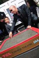 息子のヴィンセントくんの指形を一緒にかたどる。(c)2014 Universal Pictures