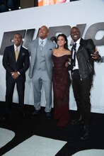 左からクリス・“リュダクリス”・ブリッジス、ドウェイン・ジョンソン、ミシェル・ロドリゲス、タイリース・ギブソン。(c)2014 Universal Pictures