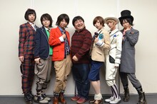 井口昇監督（中央）とでんぱ組.inc。