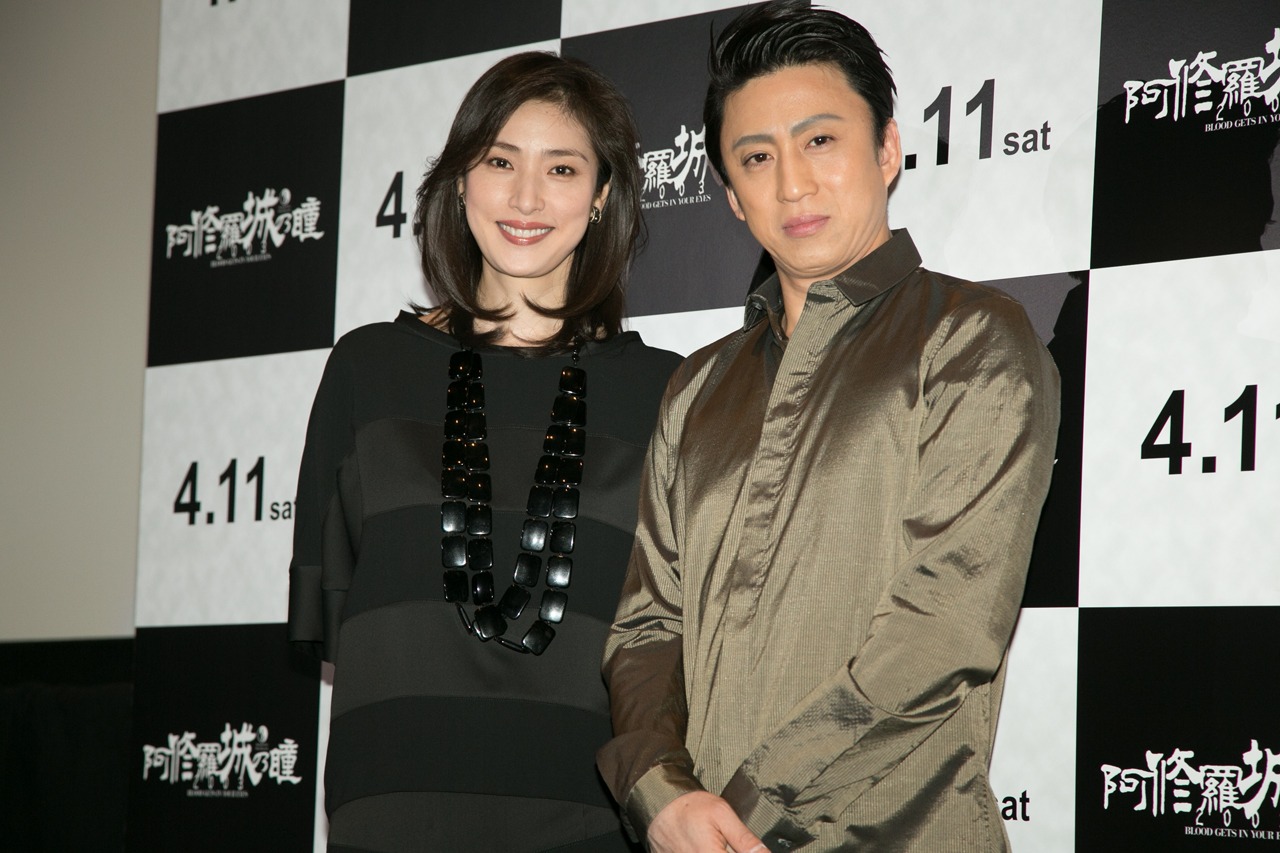左から天海祐希、市川染五郎 (c)2015 ゲキ×シネ『阿修羅城の瞳2003』／松竹、ヴィレッヂ