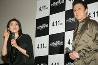 左から天海祐希、市川染五郎 (c)2015 ゲキ×シネ『阿修羅城の瞳2003』／松竹、ヴィレッヂ