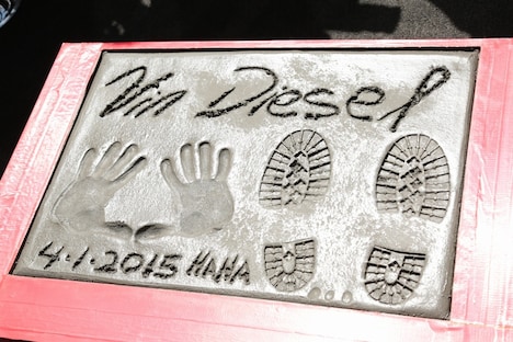 ヴィン・ディーゼルの手形と足形。(c)2014 Universal Pictures