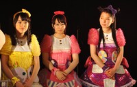 左から伊藤千由李、安藤ゆず、大黒柚姫。