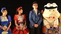 左から咲良菜緒、秋本帆華、FROGMAN監督、バカボンのパパ。
