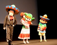 左から野原ひろし、みさえ、ひまわり、しんのすけの着ぐるみ。