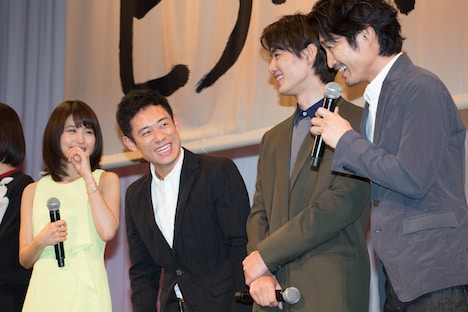 左から有村架純、伊藤淳史、野村周平、安田顕。