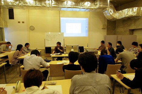 初等科担当、村井さだゆき講師の講義風景。