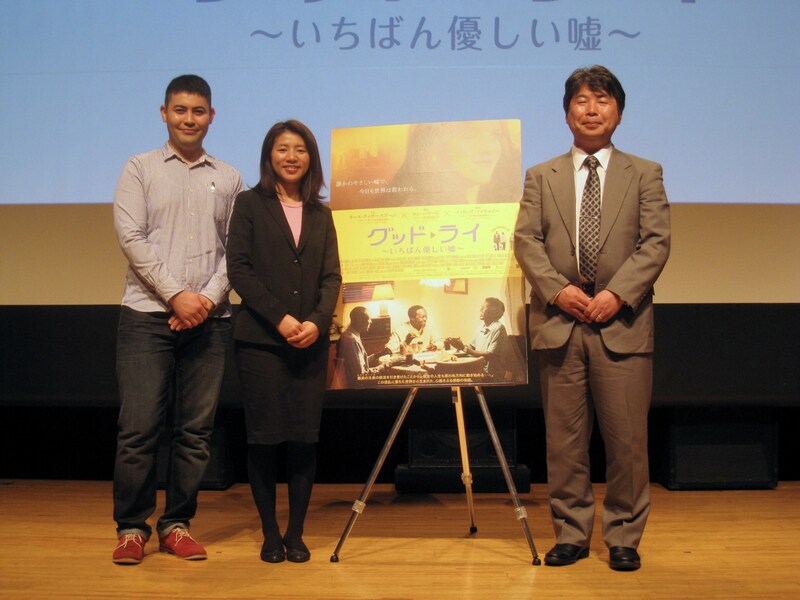 「グッド・ライ～いちばん優しい嘘～」公開記念シンポジウムにて、左からジャファル・アタイさん、チンハウルンさん、佐藤滋之氏。(c)2014 Black Label Media, LLC. All Rights Reserved.