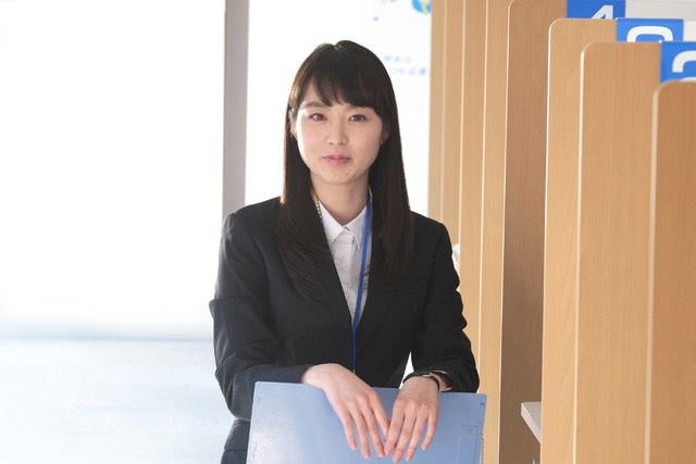 明光義塾ショートフィルム「おしえるしごと、おそわるしごと」で塾講師を演じる朝倉あき。