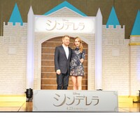 左からケネス・ブラナー監督、主演のリリー・ジェームズ。