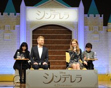 左からケネス・ブラナー、リリー・ジェームズ。