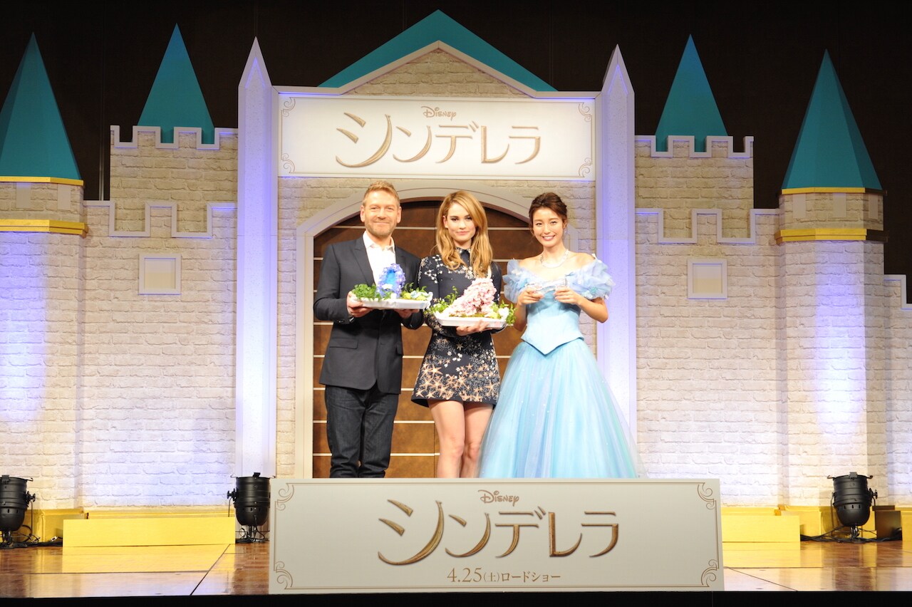 リリー・ジェームズ「魔法のような映画」と、笑顔で「シンデレラ」アピール