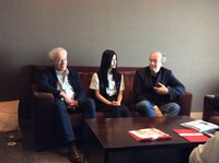 左からジャン＝ピエール・ダルデンヌ、橋本愛、リュック・ダルデンヌ (c)Les Films du Fleuve - Archipel 35 - Bim Distribuzione - Eyeworks - RTBF(Télévisions, belge) - France 2 Cinéma