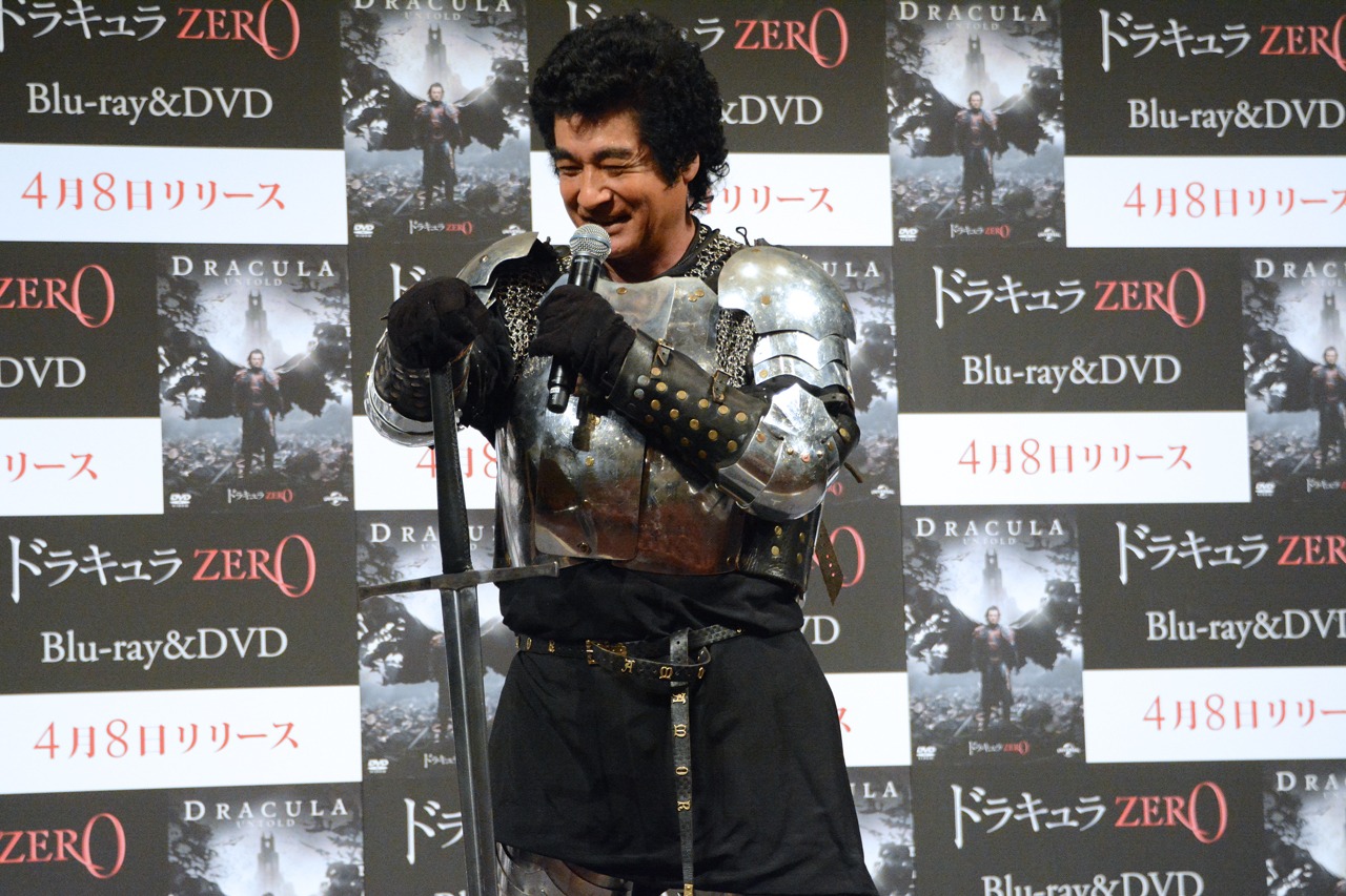 無事に剣術の披露を終え、安堵の表情を見せる藤岡。