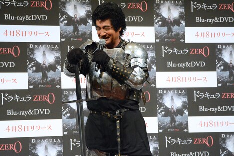 無事に剣術の披露を終え、安堵の表情を見せる藤岡。