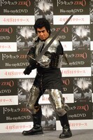 映画同様、迫力満点のアクションを見せた。