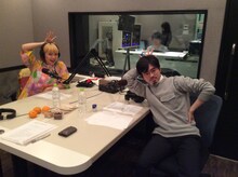 スタジオでの収録風景。左から二階堂ふみ、ハマ・オカモト。