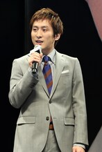 いちこにアプローチする編集者役の成河。