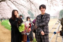 篠原涼子と、ロケ地を訪問した永山絢斗。(c)2015 関西テレビ放送／フジテレビジョン／ジャパン・ミュージックエンターテインメント／東宝／共同テレビジョン