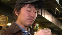 「美しき酒呑みたち」より、味見をする新井浩文。(c)BSフジ／テレビマンユニオン