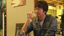 「美しき酒呑みたち」より、美しく酒を飲む新井浩文。(c)BSフジ／テレビマンユニオン