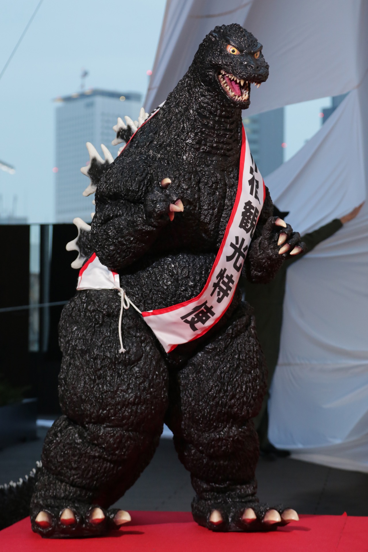新宿観光特使のタスキをかけたゴジラ。TM & (c)TOHO CO., LTD.