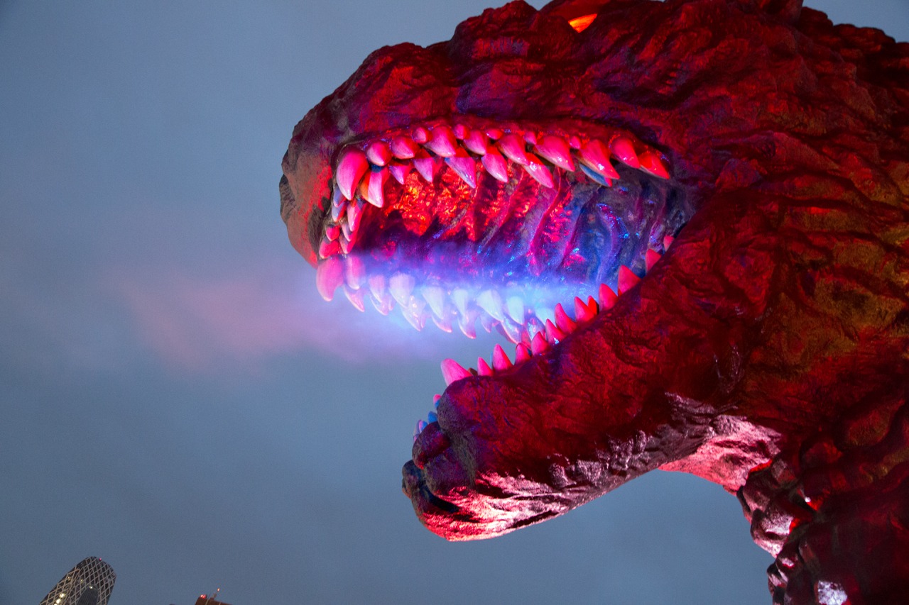 赤く染まりながらミストを吐くゴジラ。TM & (c)TOHO CO., LTD.