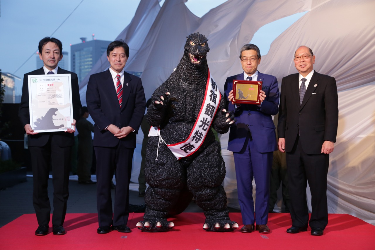 左から東宝取締役映画調整担当の市川南、新宿区長の吉住健一、ゴジラ、新宿観光振興組合理事長の大西洋、歌舞伎町商店街振興組合理事長の片桐基次。TM & (c)TOHO CO., LTD.