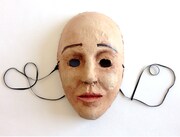 実際に撮影で使用された女性のマスク。