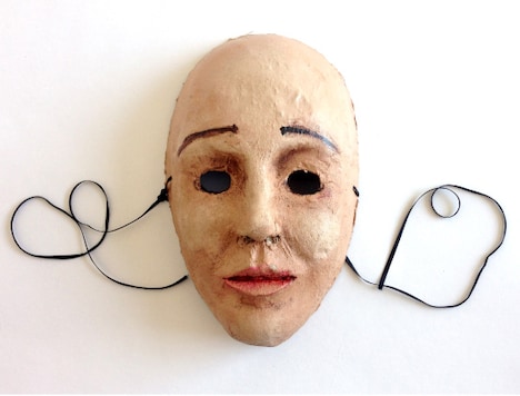 実際に撮影で使用された女性のマスク。