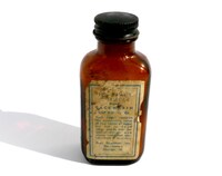 実際に撮影で使用された薬瓶。